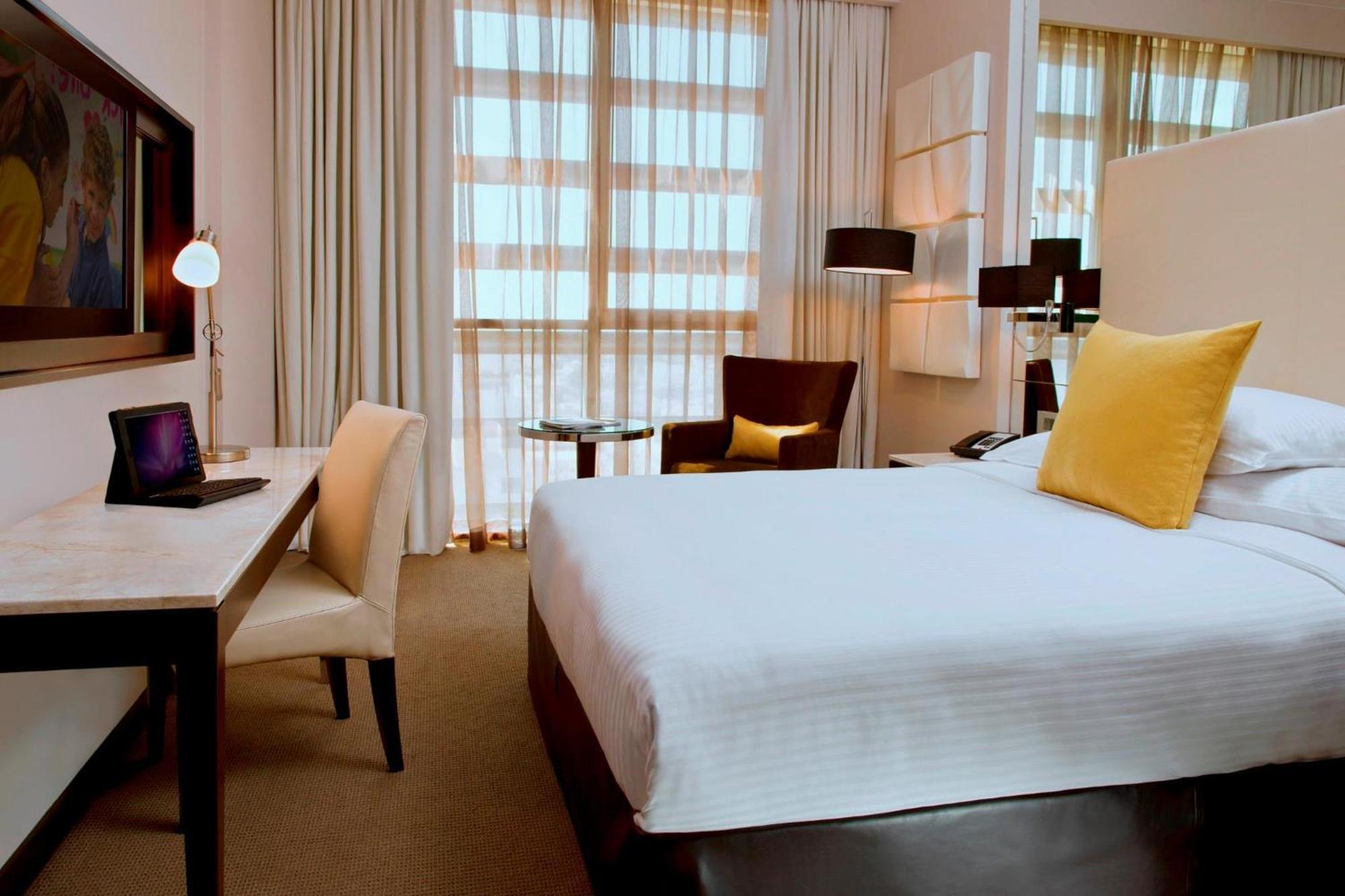 Centro Prime Room Queen Bed,688520799:JPEG